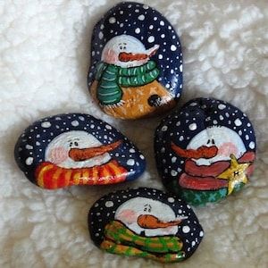 cailloux peints avec motifs bonhommes de neige